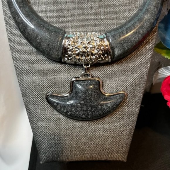 Gray Fashion Necklace Set with Matching Earrings. - Picture 4 of 4